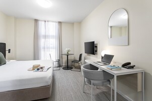 Caja de seguridad en la habitación y escritorio 