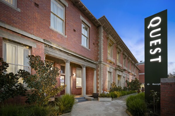 Voorkant accommodatie - avond/nacht