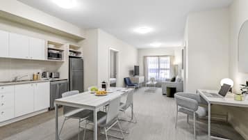 標準公寓, 2 間臥室, 非吸煙房, 廚房 (Apartment) | 起居區 | 50-吋智慧型電視,提供數位頻道