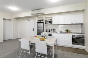 Microondas, placa de cocina, hervidor eléctrico y tostadora