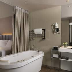 Combined shower/tub, rainfall showerhead, free toiletries, slippers