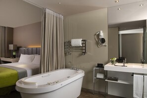 Combined shower/bathtub, rainfall showerhead, free toiletries, slippers