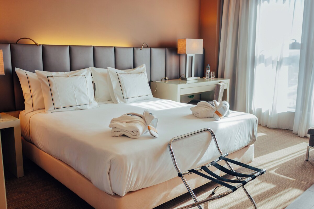 Premium kamer | Een minibar, een kluis op de kamer, een bureau, geluiddichte muren