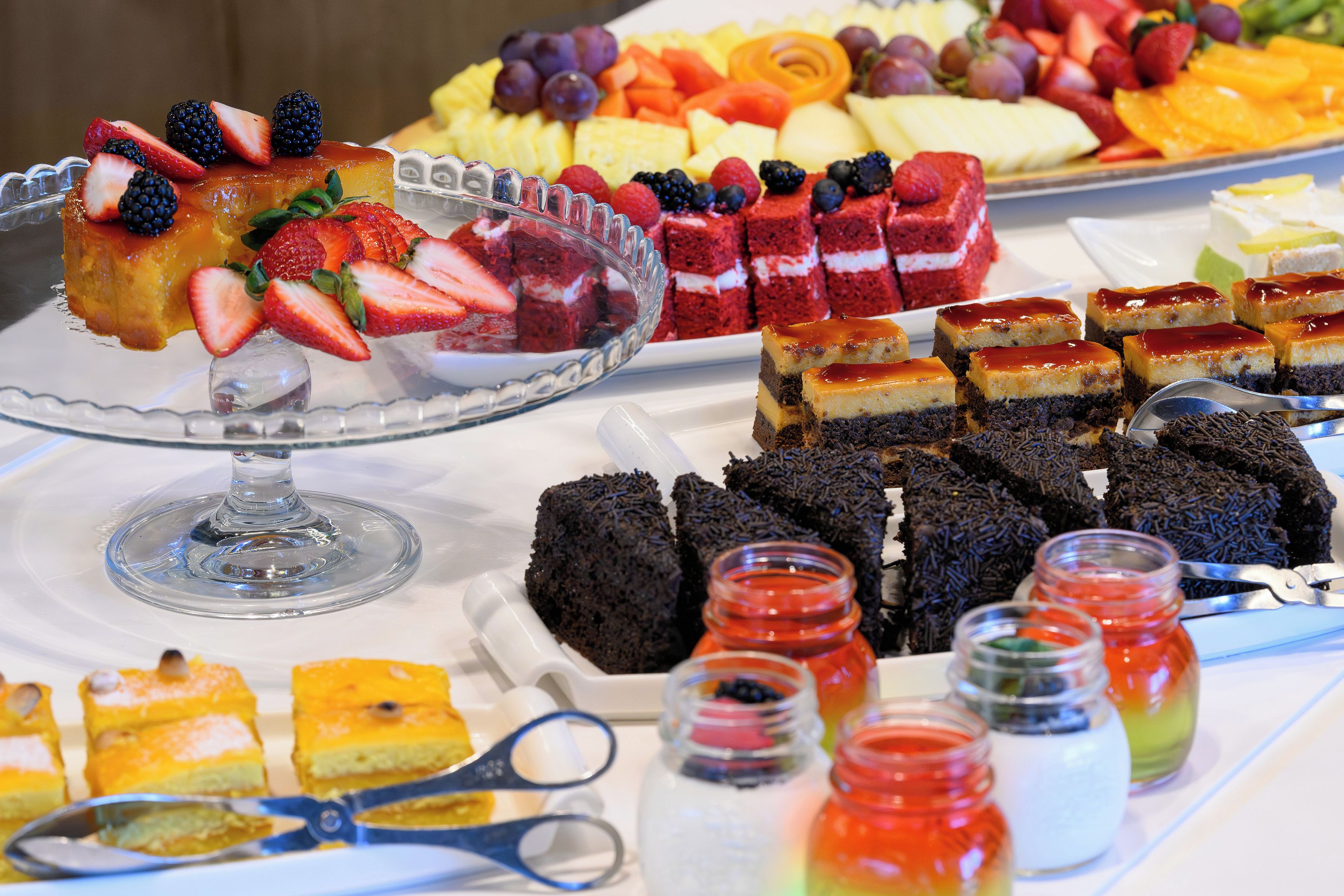 Buffet variat amb postres i fruites.