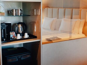 A hotel room with a bed, a coffee station, and a minibar. - Melia Braga Hotel & Spa (Braga)