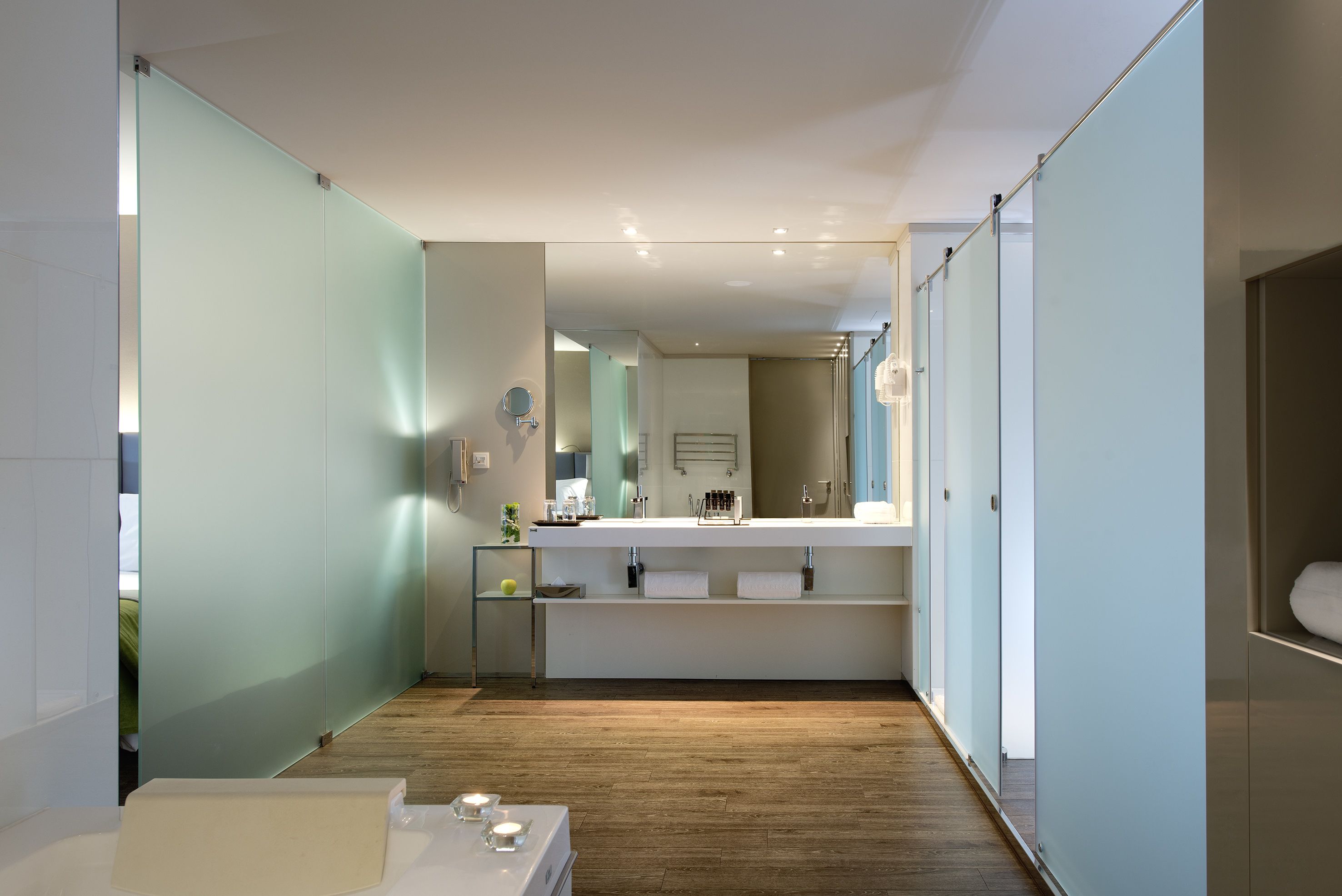 combined shower/bathtub, rainfall showerhead, free toiletries, slippers