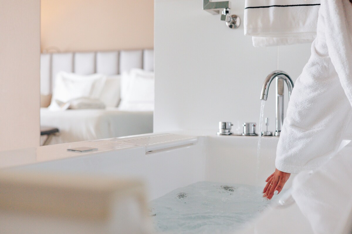 Presidentiële suite | Badkamer | Een bad/douchecombinatie, een regendouche, gratis toiletartikelen