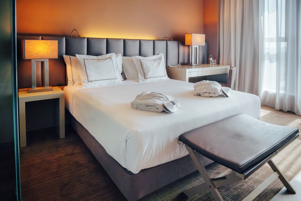 Junior suite | Een minibar, een kluis op de kamer, een bureau, geluiddichte muren