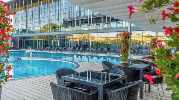 Breakfast, lunch, dinner served; pool views 