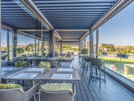 Se sirven desayunos, almuerzos y cenas; con vista a la piscina