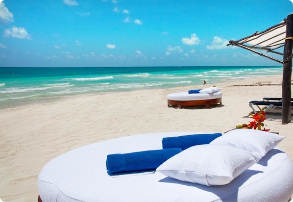On the beach, white sand, sun loungers, beach umbrellas - Las Ranitas Eco Boutique Hotel (Tulum)