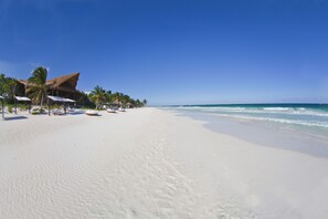 On the beach, white sand, sun loungers, beach umbrellas - Las Ranitas Eco Boutique Hotel (Tulum)