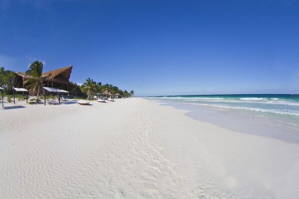 On the beach, white sand, sun loungers, beach umbrellas - Las Ranitas Eco Boutique Hotel (Tulum)