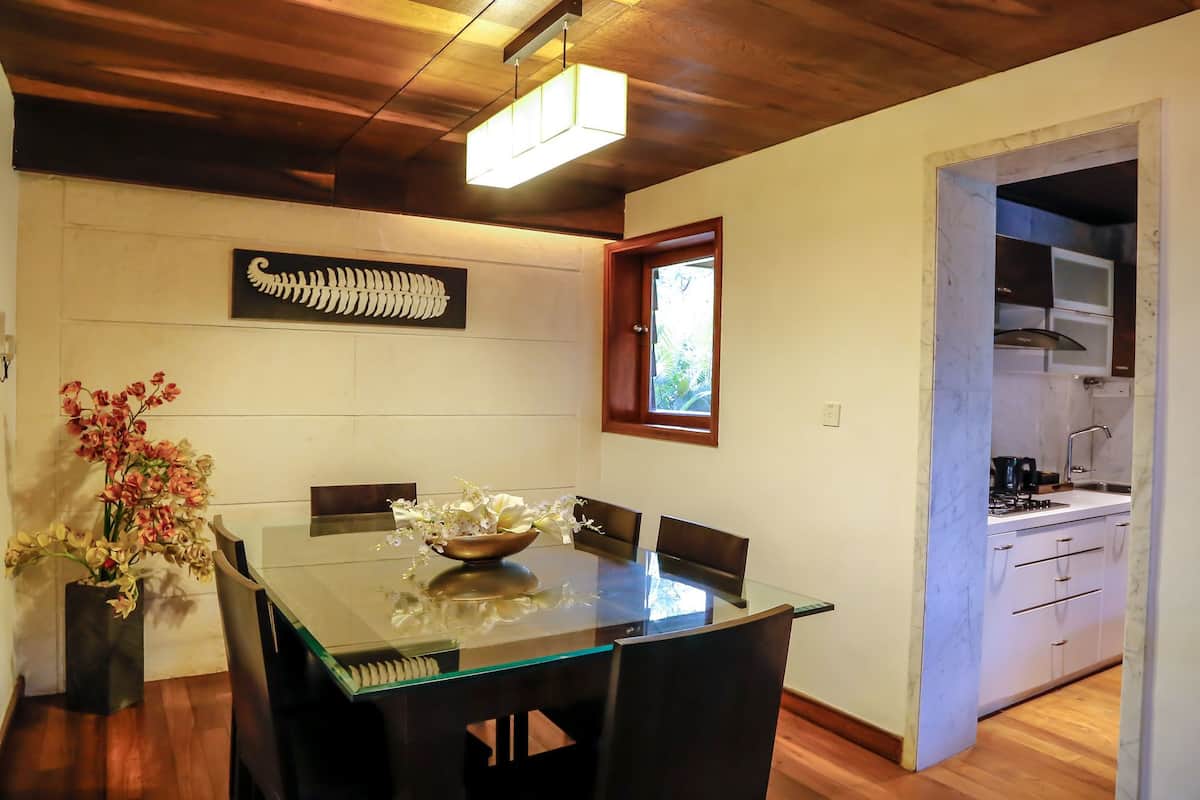 Caja de seguridad en la habitación y tabla de planchar con plancha 