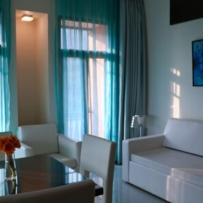 Familieleilighet, 2 soverom | Oppholdsrom | Flatskjerm-TV