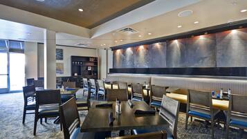 Desayuno a la carta todos los días (con cargo)