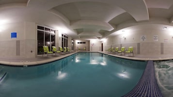 Una piscina cubierta