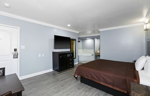 Habitación, 1 cama de matrimonio grande, bañera de hidromasaje | Escritorio, tabla de planchar con plancha, wifi gratis y ropa de cama