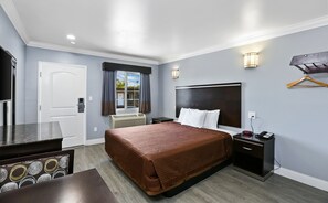 Habitación estándar, 1 cama de matrimonio grande | Escritorio, tabla de planchar con plancha, wifi gratis y ropa de cama
