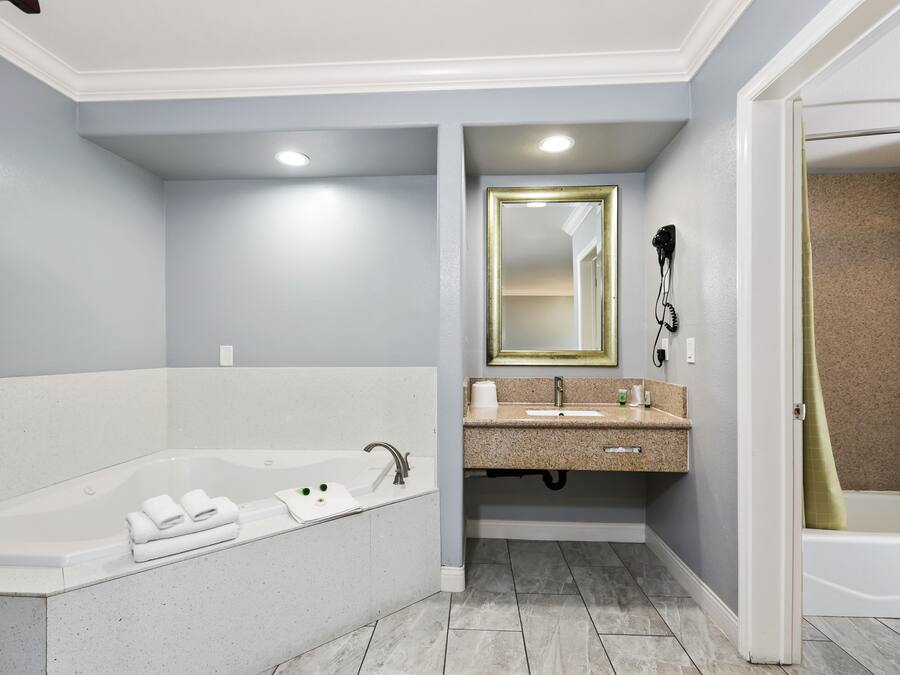 Quarto, 1 cama King, banheira de imersão | Escrivaninha, ferros/tábuas de passar roupa, Wi-Fi de cortesia
