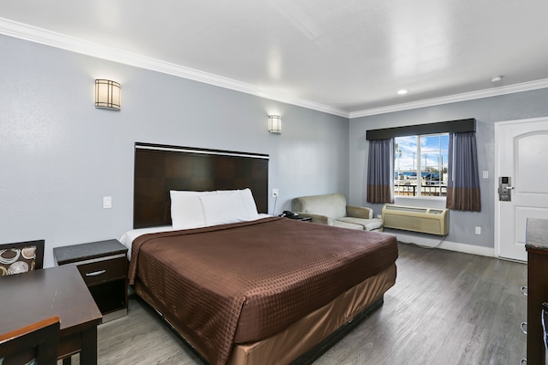 Phòng, 1 giường cỡ king và sofa giường | Bàn, bàn ủi/dụng cụ ủi quần áo, truy cập Internet không dây miễn phí