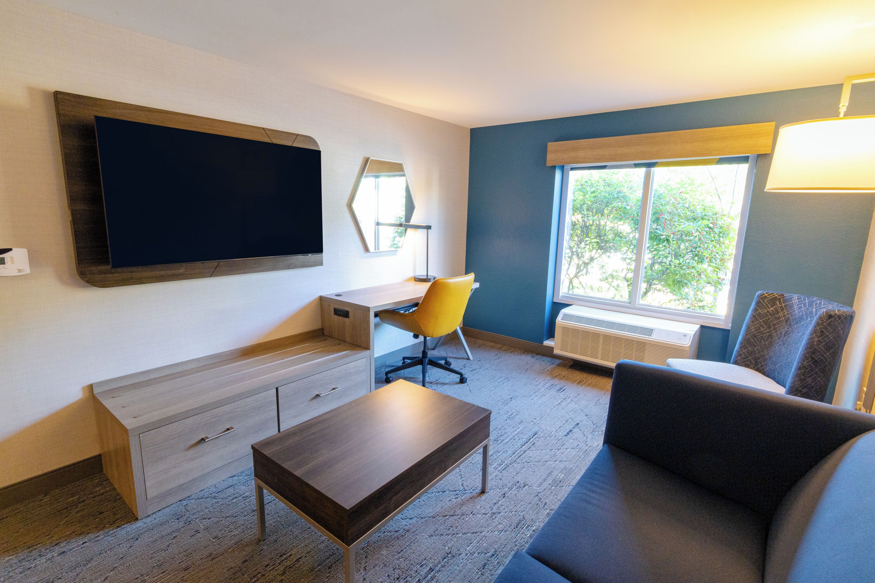 Suite, 1 King Bed with Sofa bed (Wet Bar) | Living area