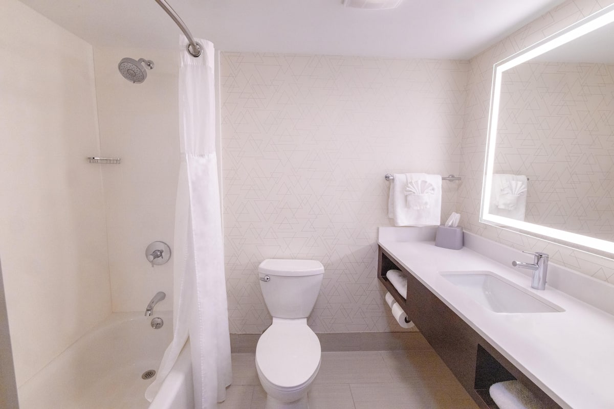 Bathroom | Combined shower/tub, designer toiletries, hair dryer, towels