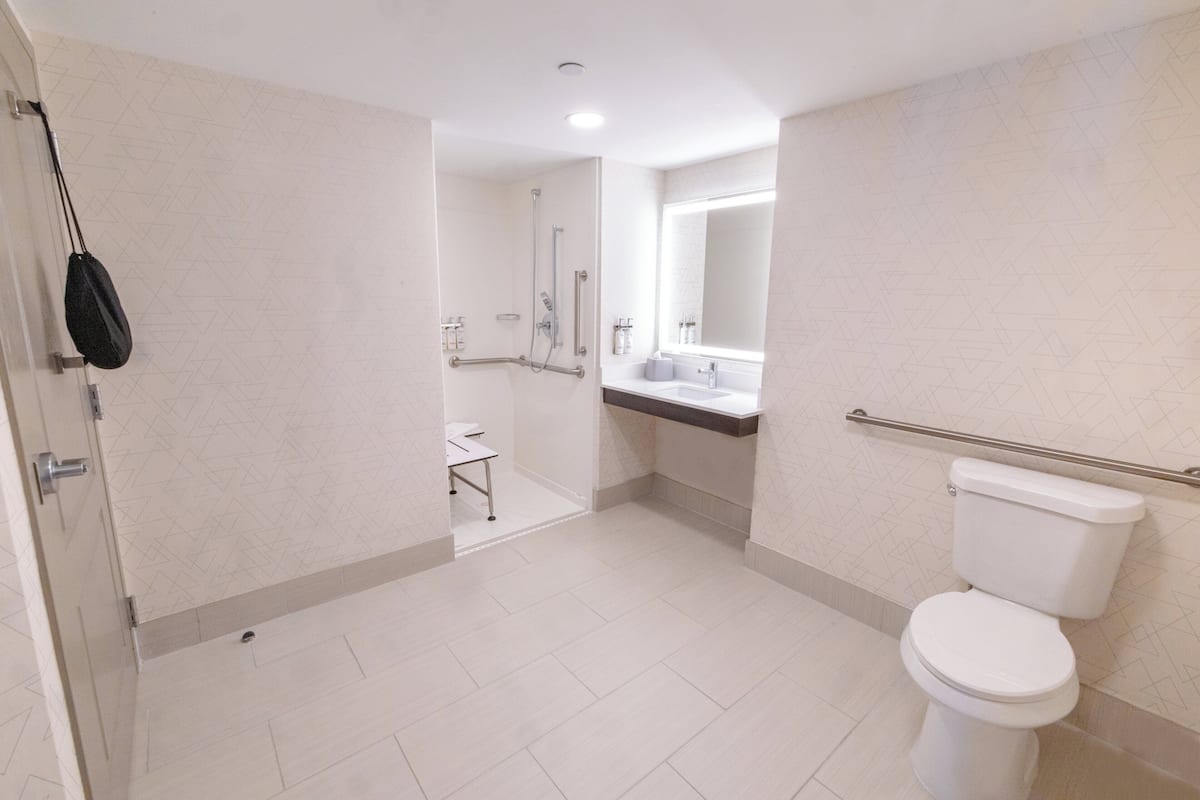 Ensemble baignoire-douche, articles de toilette griffés