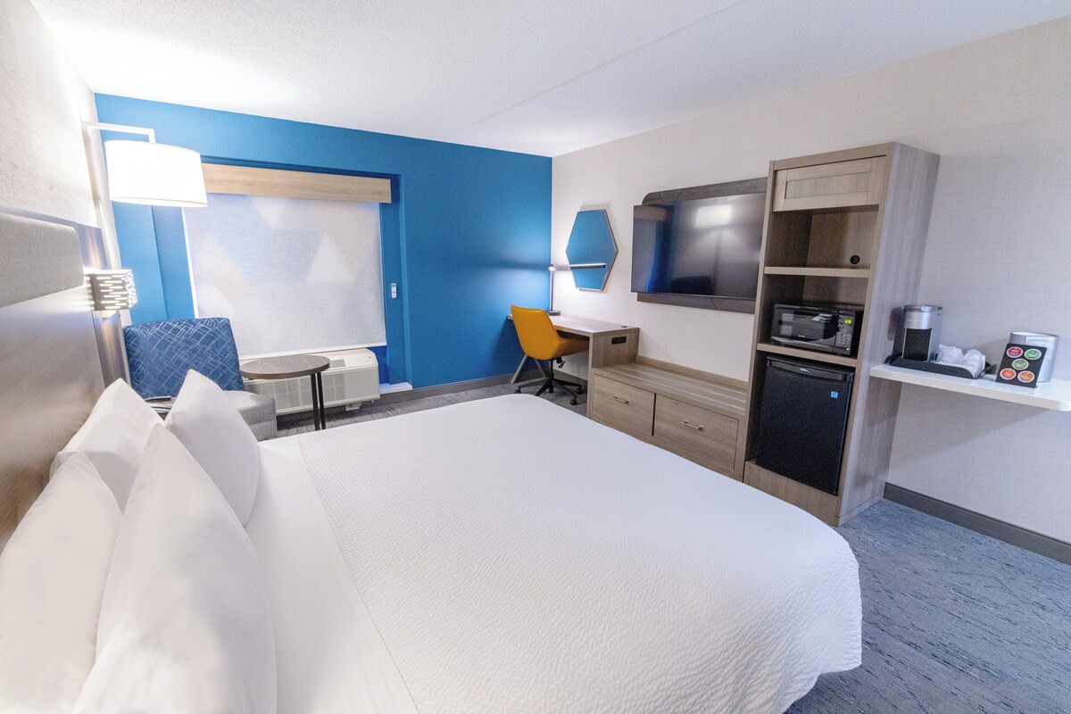 Pillowtop beds, in-room safe, desk, blackout drapes
