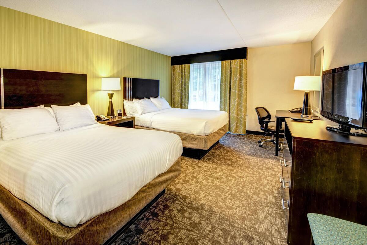 Pillowtop beds, in-room safe, desk, blackout drapes