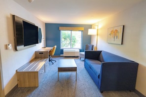 Suite, 1 cama King size y sofá cama (Wet Bar) | Camas con pillow-top, caja de seguridad en la habitación y escritorio