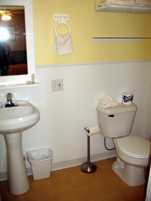 Appartement, 1 chambre | Salle de bain | Douche, serviettes fournies