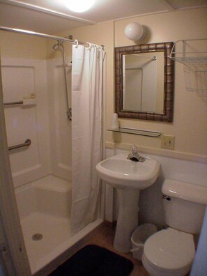 Apartment, 2 Schlafzimmer | Badezimmer | Dusche, Handtücher