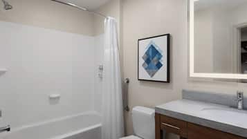 Un baño con bañera, inodoro y lavabo.