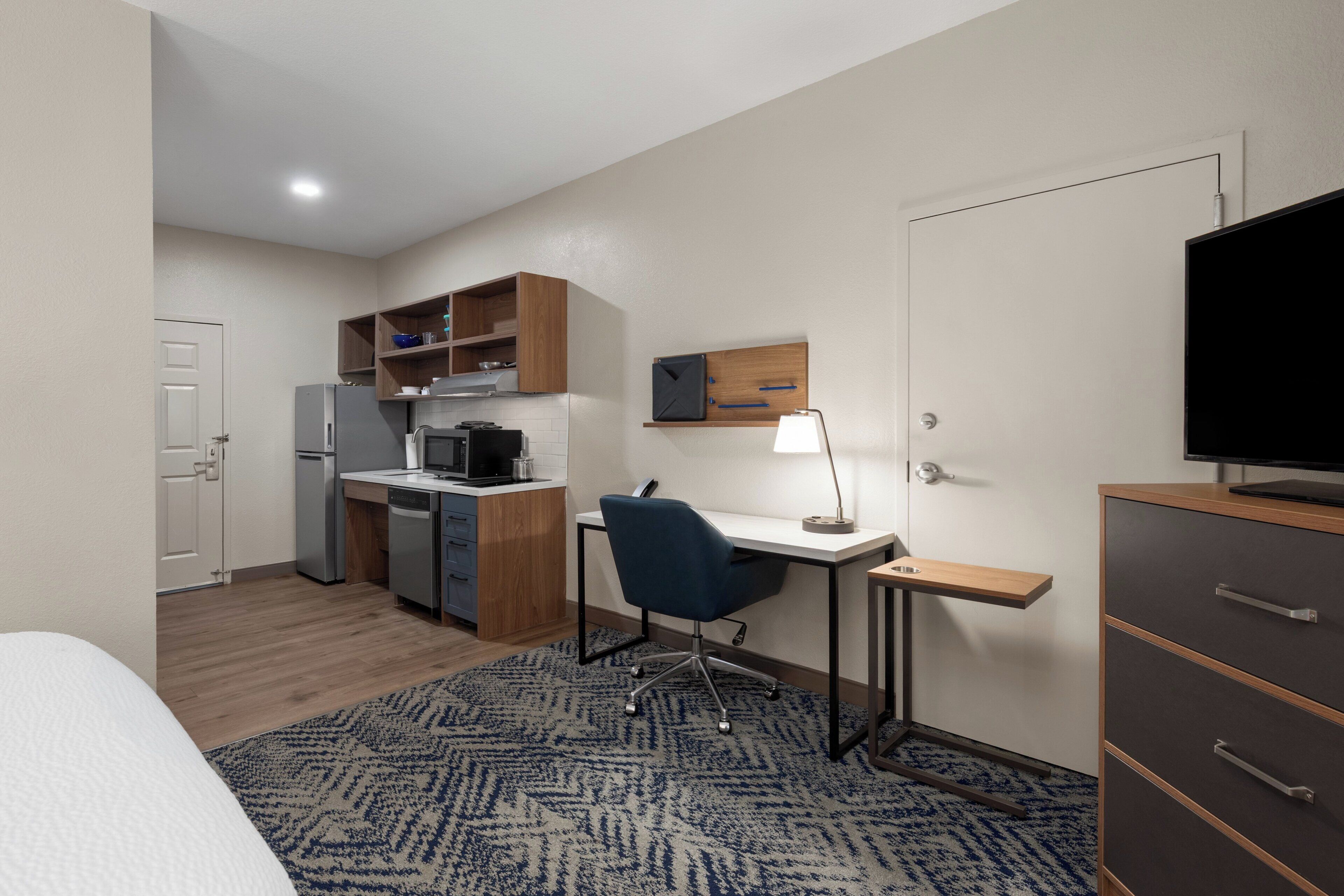 Studio Suite, 1 Queen Bed, Accessible (Communications, Accessible Tub) | Premium bedding, desk, laptop workspace, iron/ironing board
