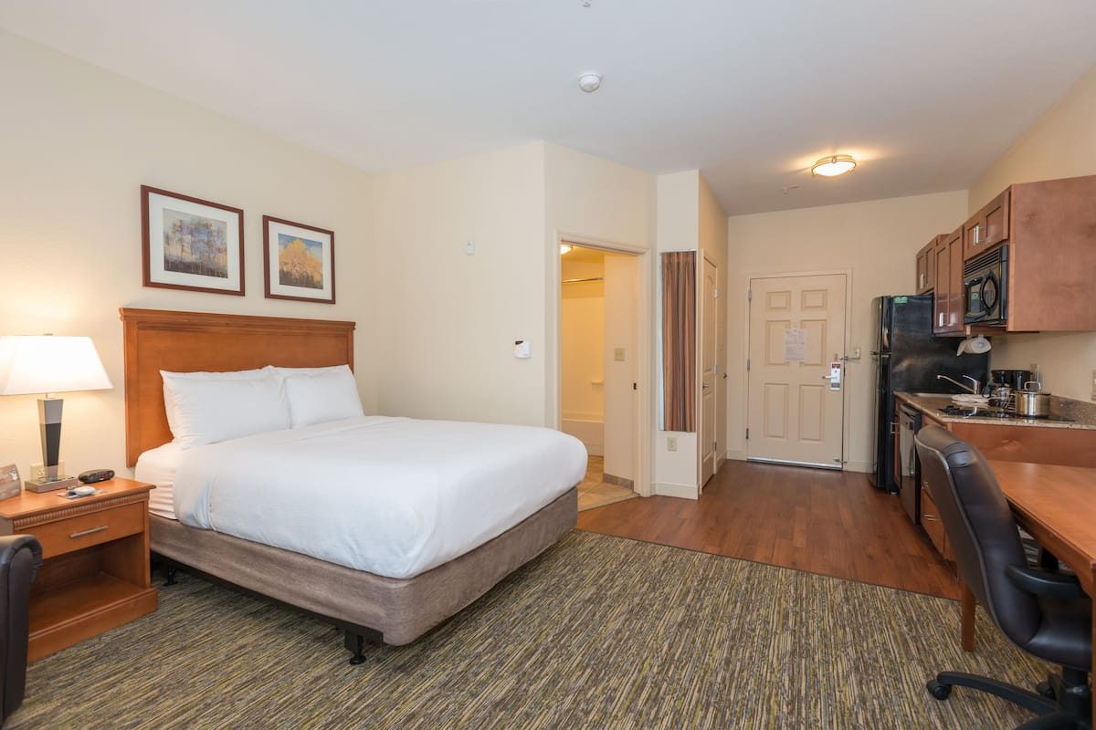 1 bedroom, premium bedding, desk, laptop workspace