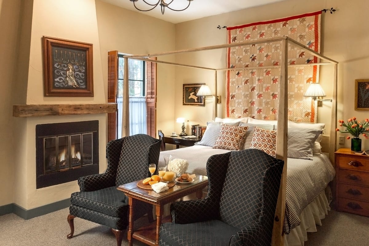 Habitación, 1 cama King size, chimenea | Ropa de cama de alta calidad, edredón y muebles diferentes