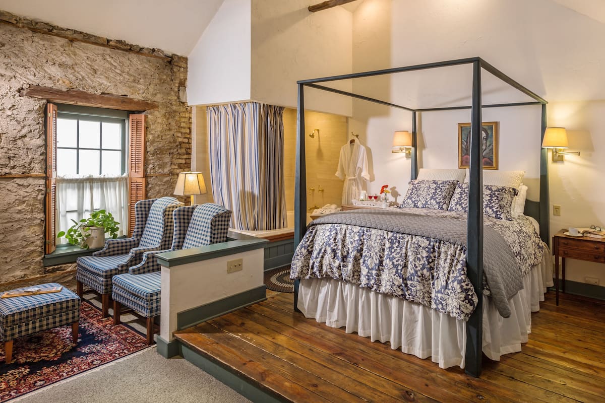 Kamer, 1 queensize bed, open haard | Luxe beddengoed, donzen dekbedden, individueel gemeubileerd