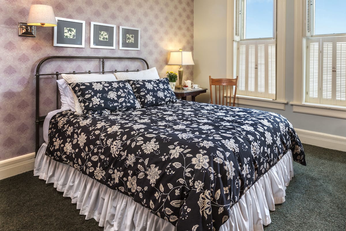 Kamer, 1 queensize bed | Luxe beddengoed, donzen dekbedden, individueel gemeubileerd