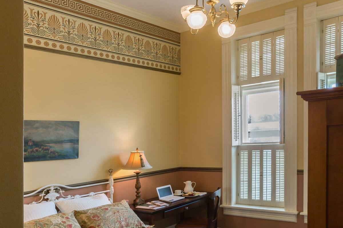 Room, 1 Queen Bed | Premium bedding, down comforters, iron/ironing board (on request)