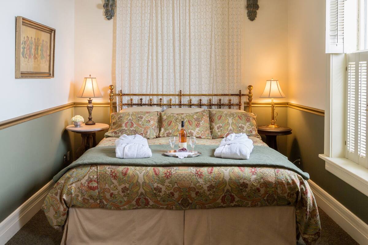 Room, 1 King Bed, Jetted Tub | Premium bedding, down comforters, iron/ironing board (on request)