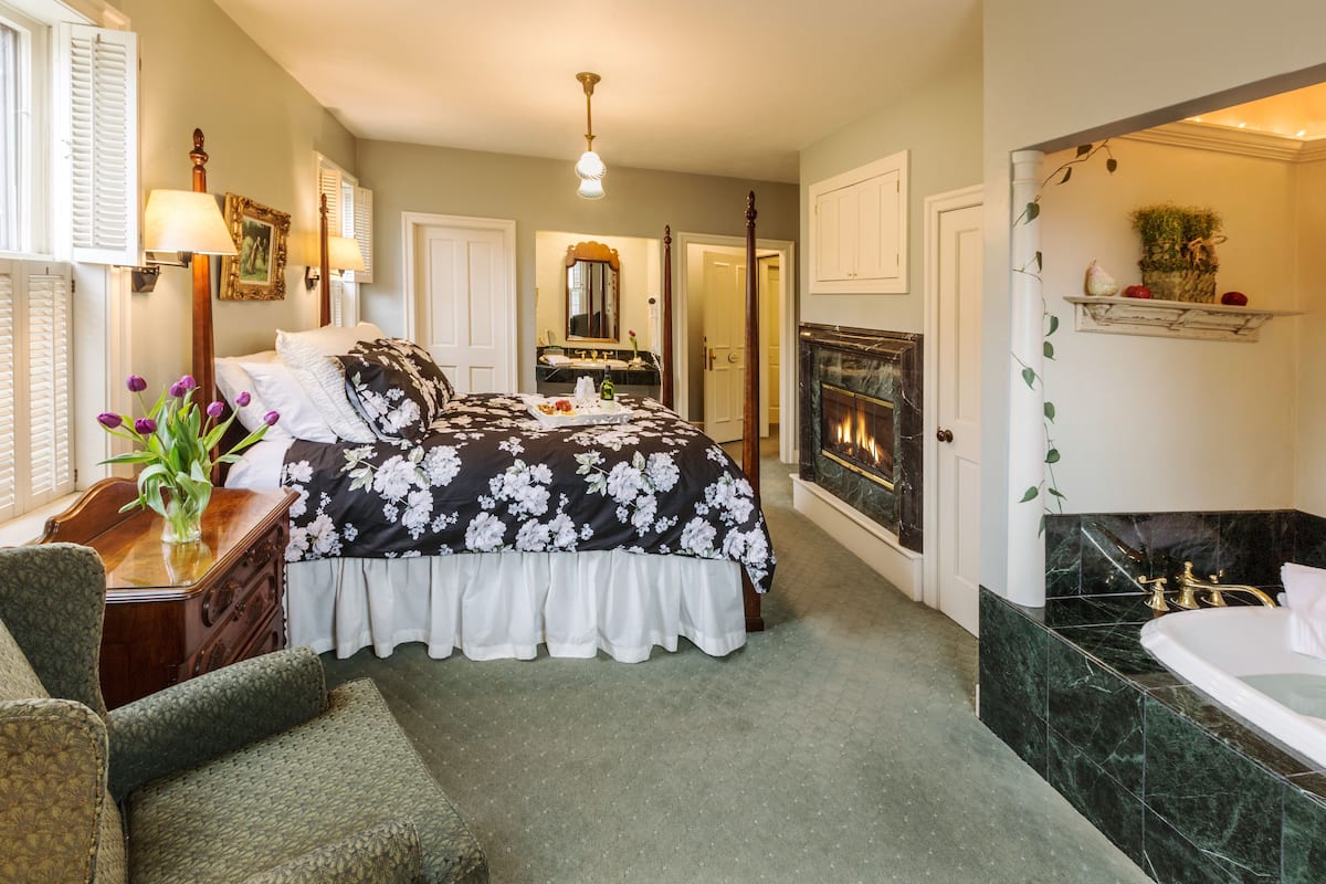 Kamer, 1 queensize bed, open haard | Luxe beddengoed, donzen dekbedden, individueel gemeubileerd
