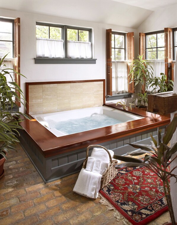 Deluxe Suite, 1 King Bed, Fireplace | Jetted tub