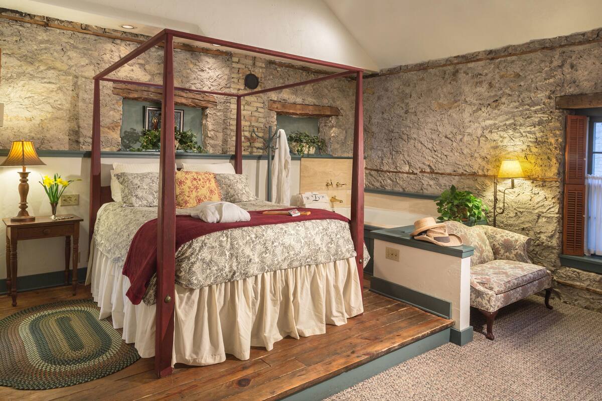 Room, 1 Queen Bed, Fireplace | Premium bedding, down comforters, iron/ironing board (on request)
