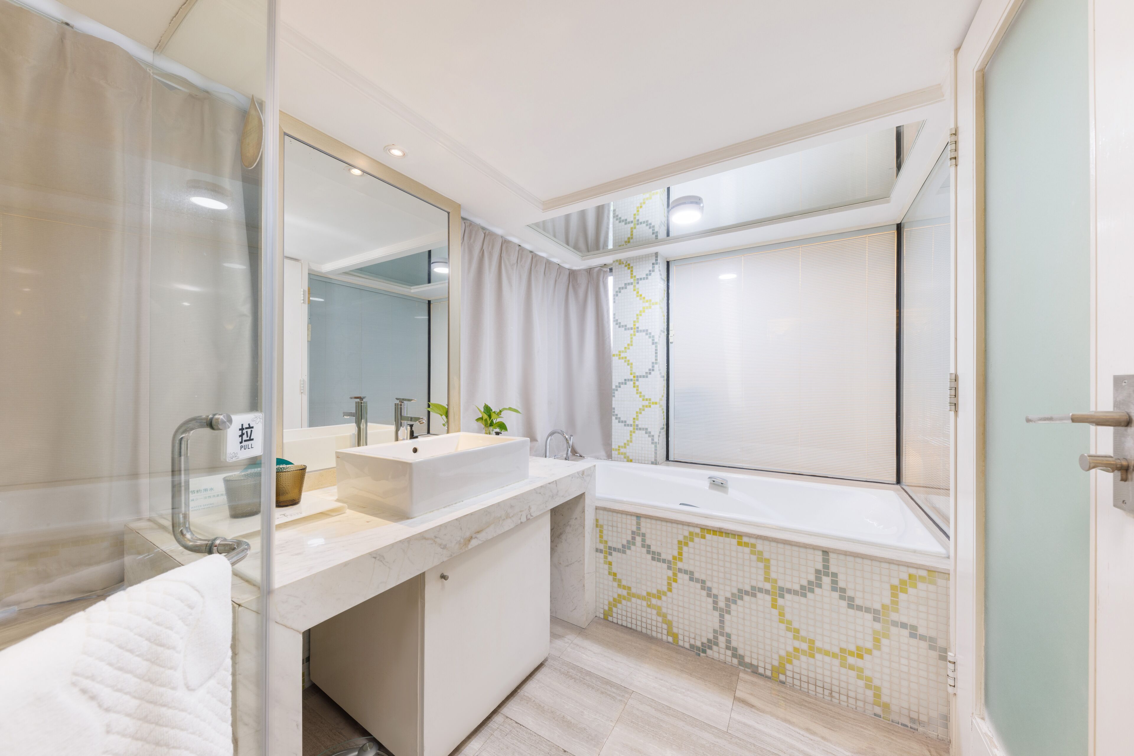 듀플렉스, 침실 2개 (Two-Bedroom Duplex Suite) | 욕실 | 샤워 시설, 레인폴 샤워기, 무료 세면용품, 헤어드라이어