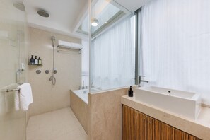 Phòng Suite (Boutique suite) | Phòng tắm | Buồng tắm vòi sen, vòi sen phun mưa, đồ dùng nhà tắm miễn phí 