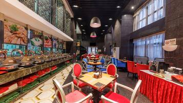 Daily buffet breakfast (CNY 60 per person)