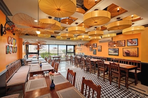 Breakfast, lunch, dinner served; Asian cuisine, garden views - Eliana Signature Hanoi Hotel (Hanoi)