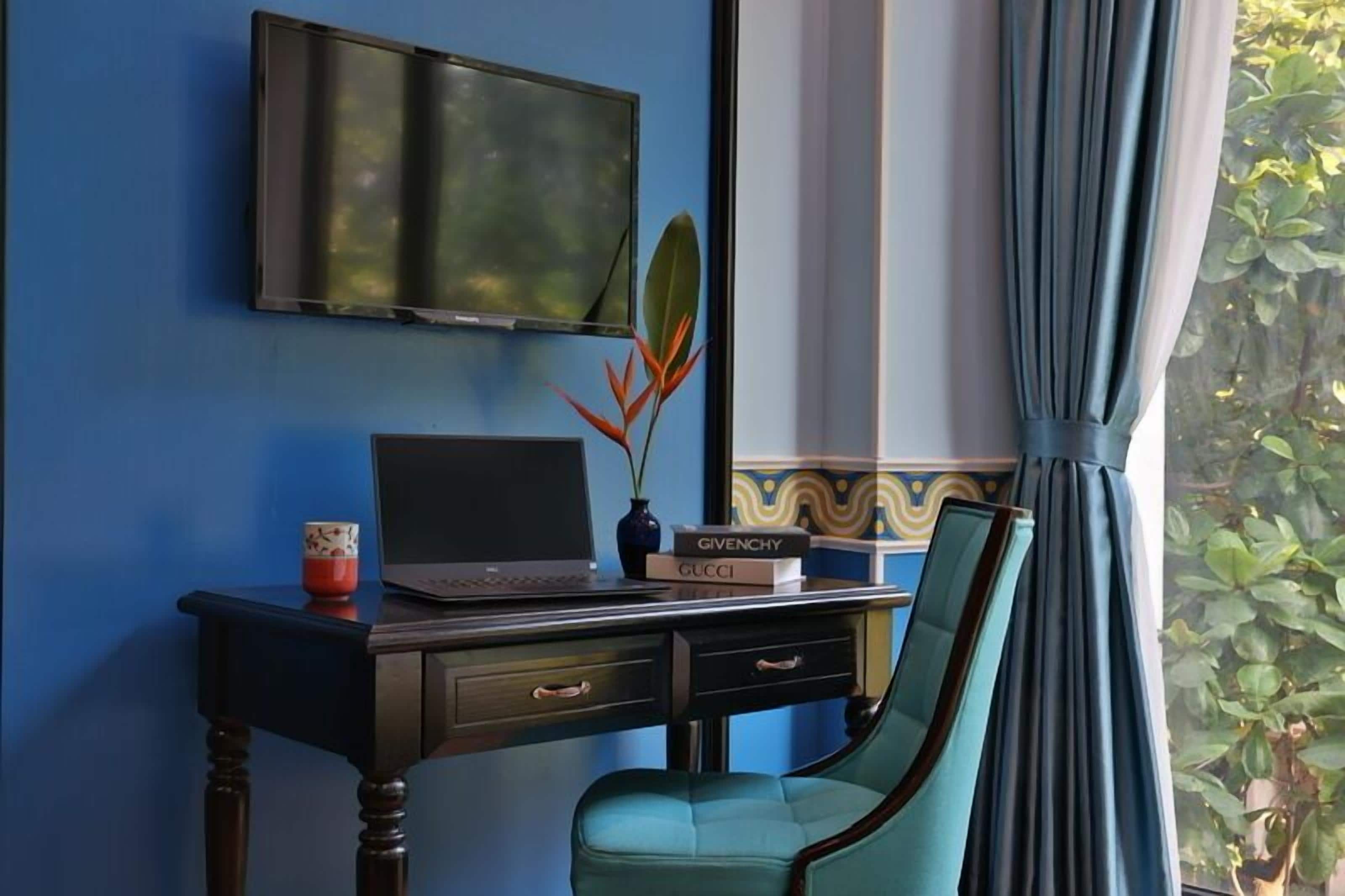 1 bedroom, hypo-allergenic bedding, minibar, in-room safe