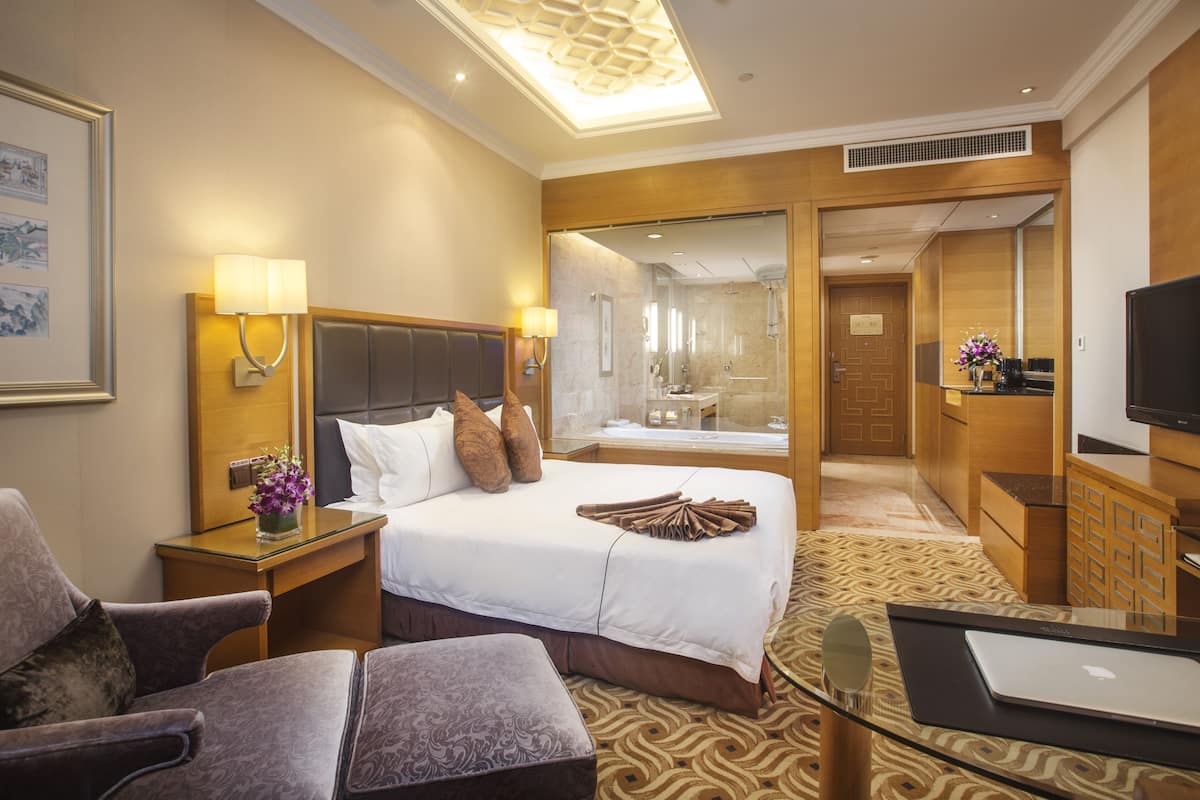 Deluxe kamer | Select Comfort-bedden, een minibar, een kluis op de kamer